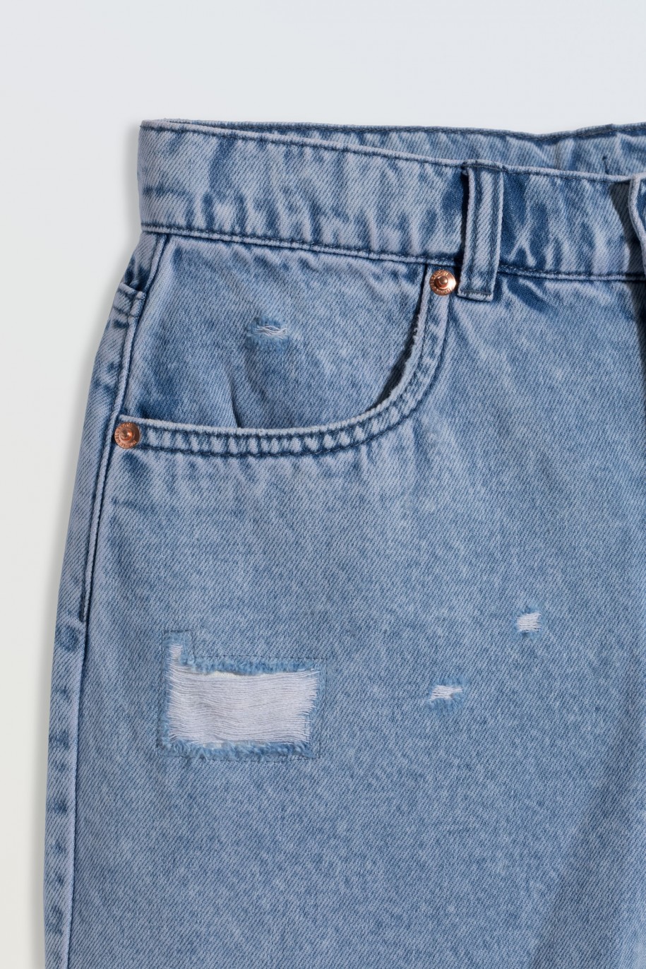 Jasnoniebieskie krótkie spodenki jeansowe z modnymi przetarciami - 46791