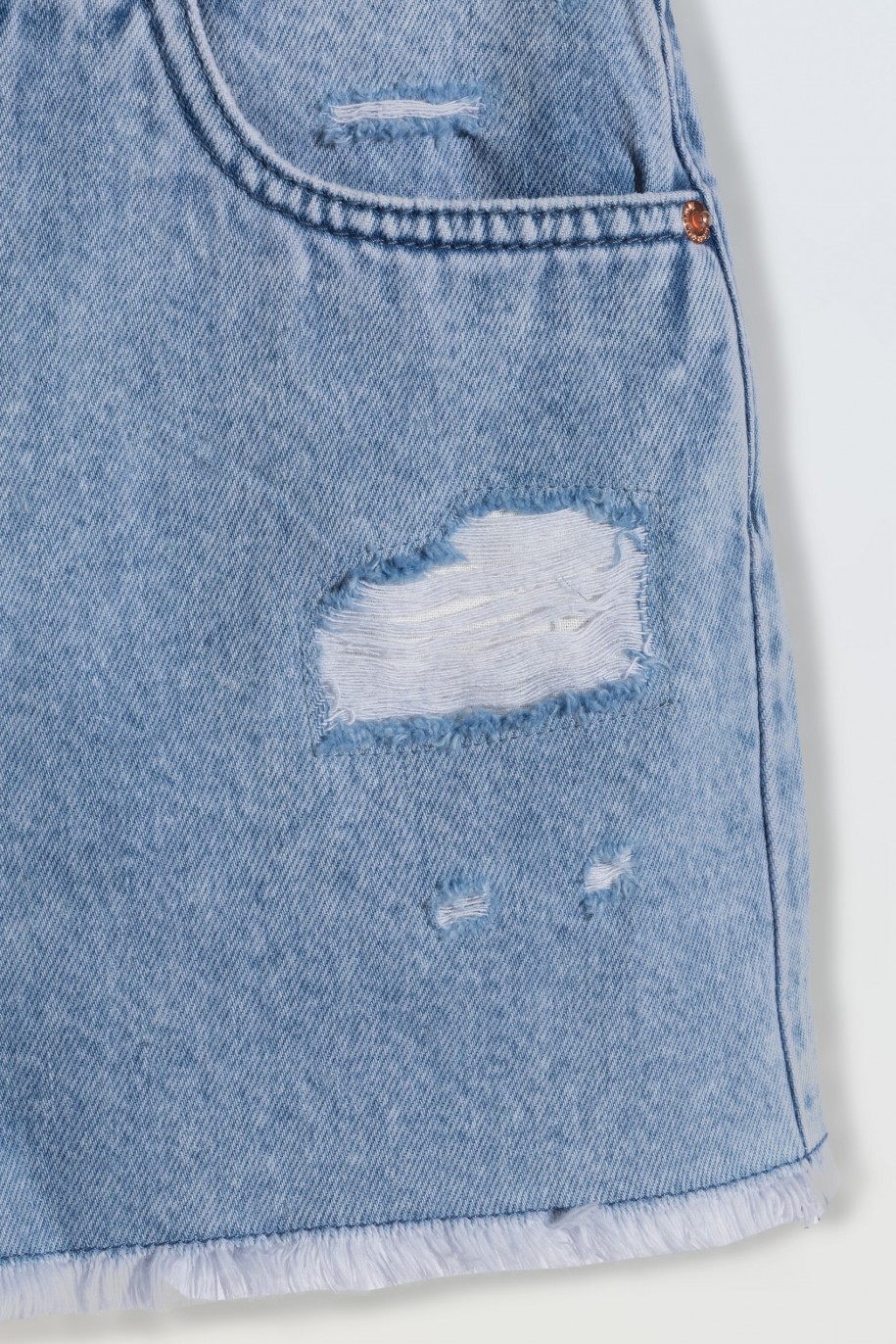 Jasnoniebieskie krótkie spodenki jeansowe z modnymi przetarciami - 46792