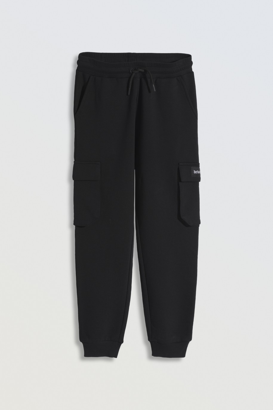 Czarne spodnie dresowe oversize z przestrzennymi kieszeniami na nogawkach - 46793