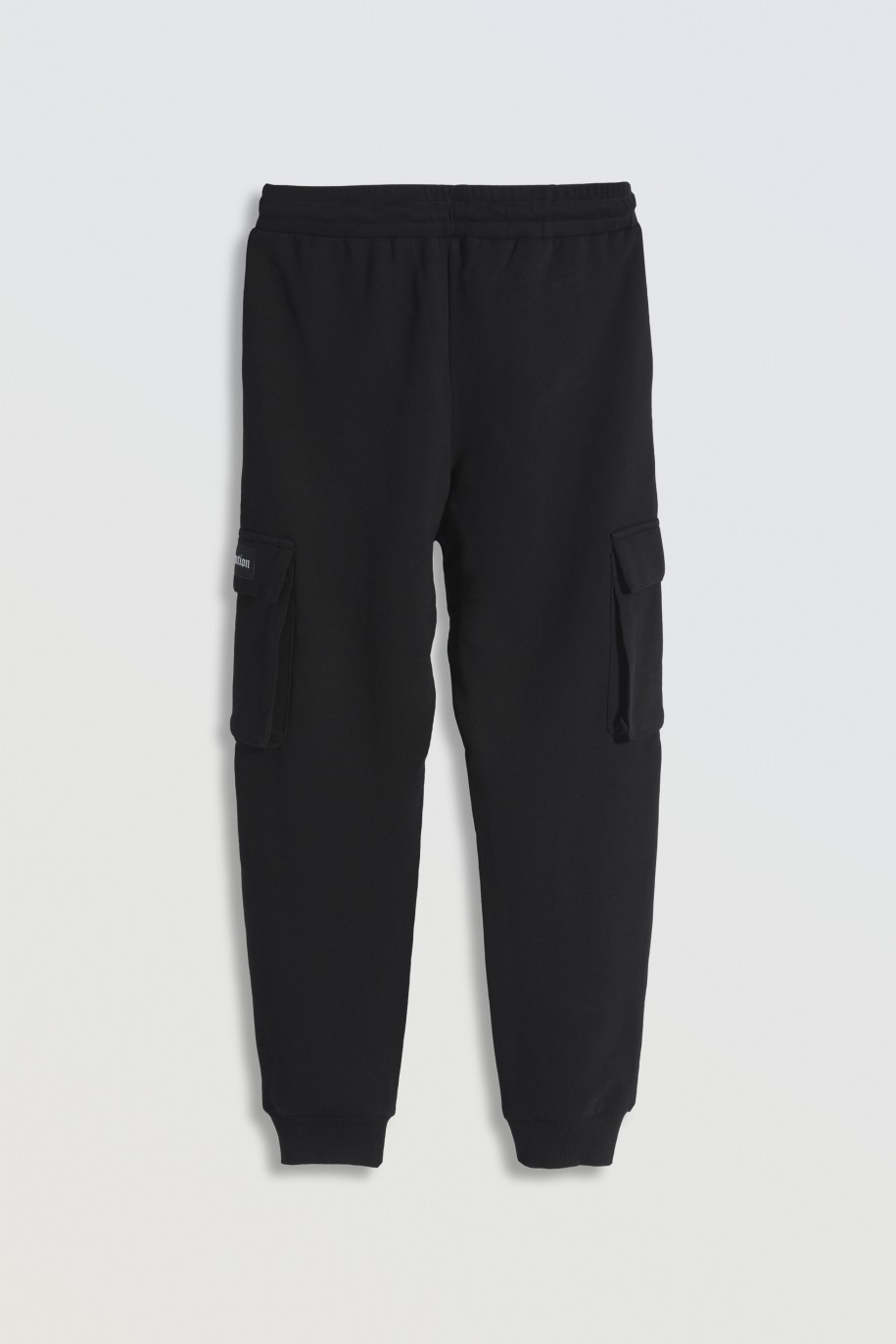 Czarne spodnie dresowe oversize z przestrzennymi kieszeniami na nogawkach - 46794