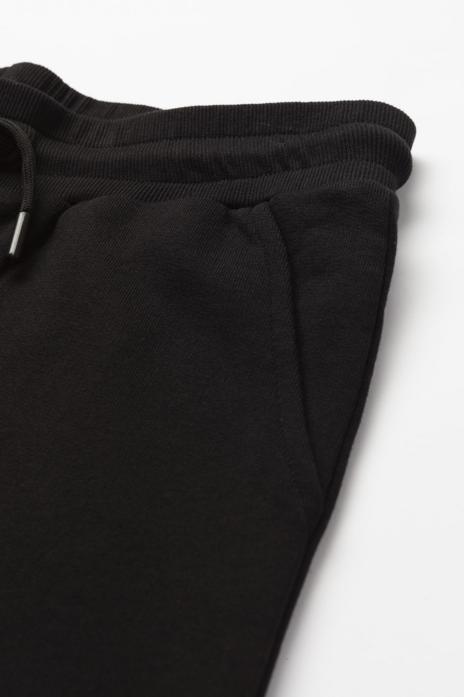 Czarne spodnie dresowe oversize z przestrzennymi kieszeniami na nogawkach - 46795