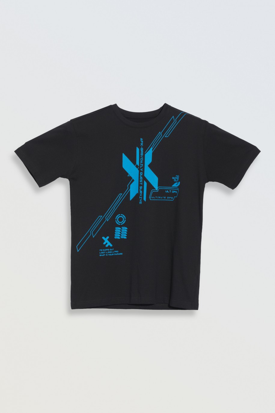 Czarny t-shirt z niebieskim nadrukiem z przodu - 46797
