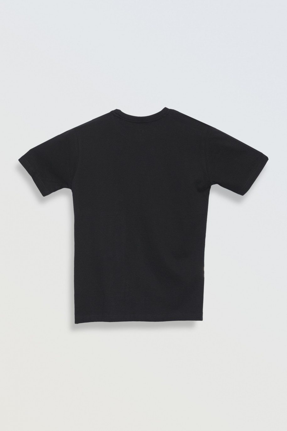 Czarny t-shirt z niebieskim nadrukiem z przodu - 46798
