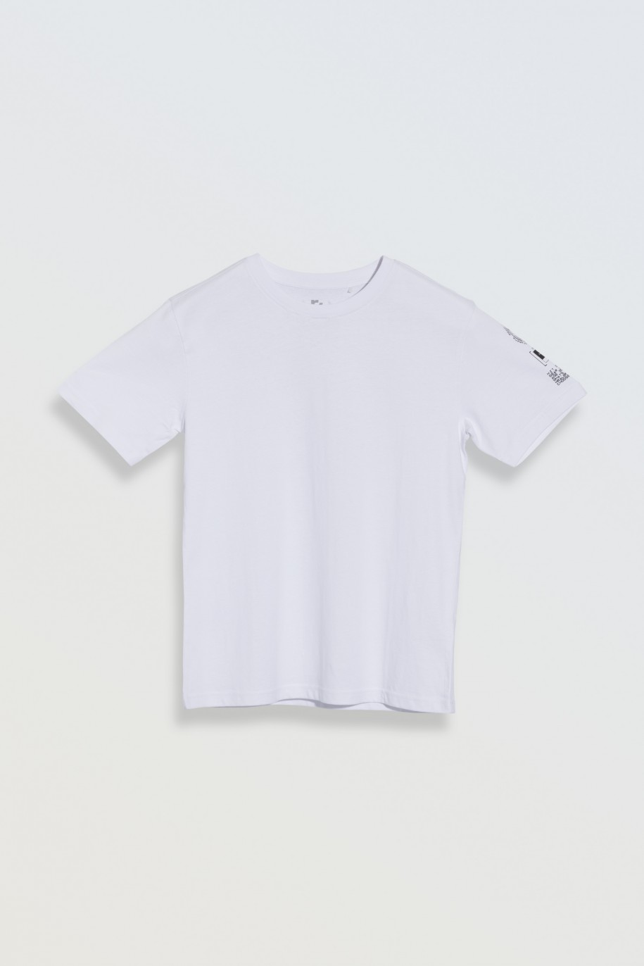 Biały t-shirt z czarnym nadrukiem na plecach - 46804