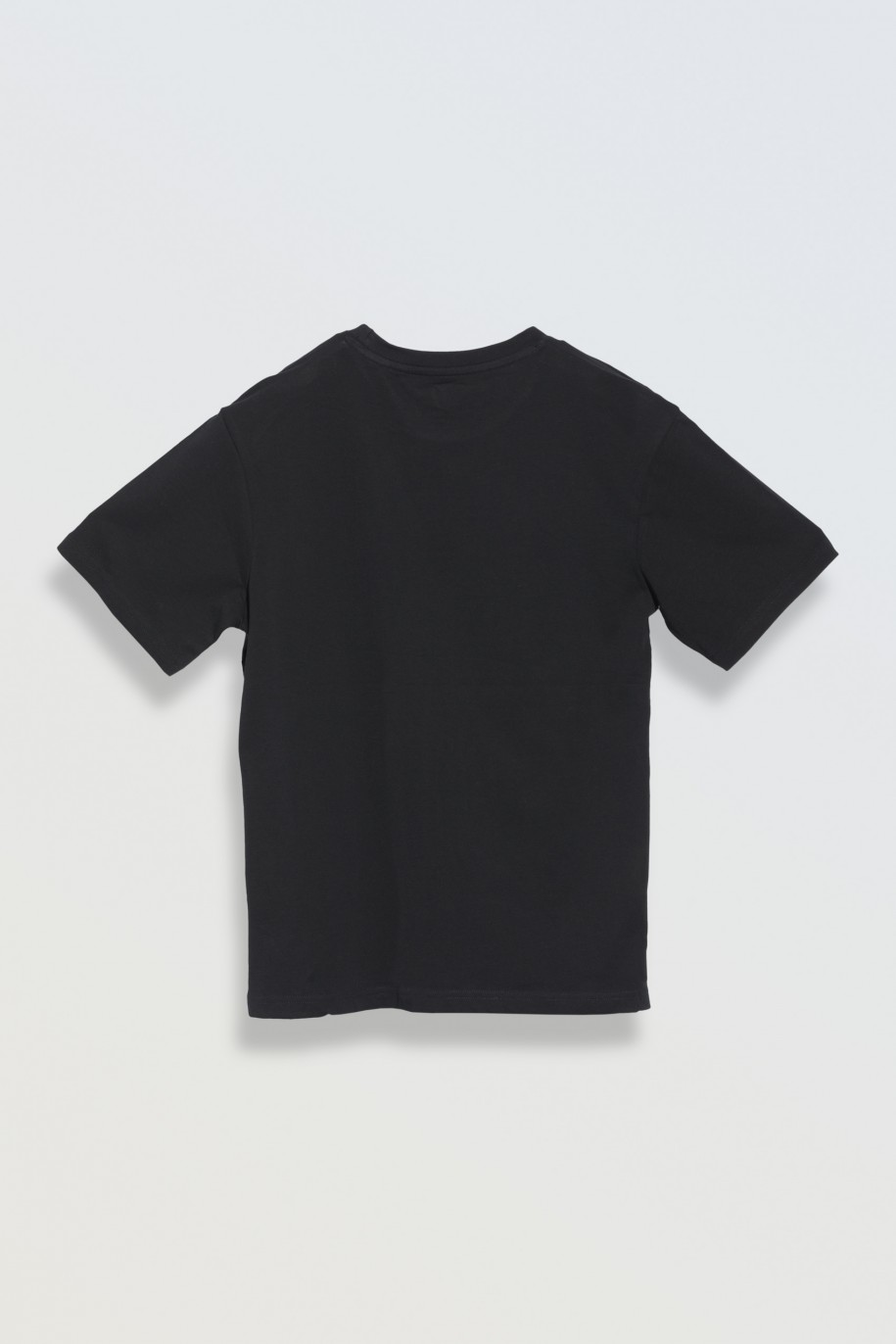 Czarny t-shirt z kolorowym nadrukiem z przodu - 46808