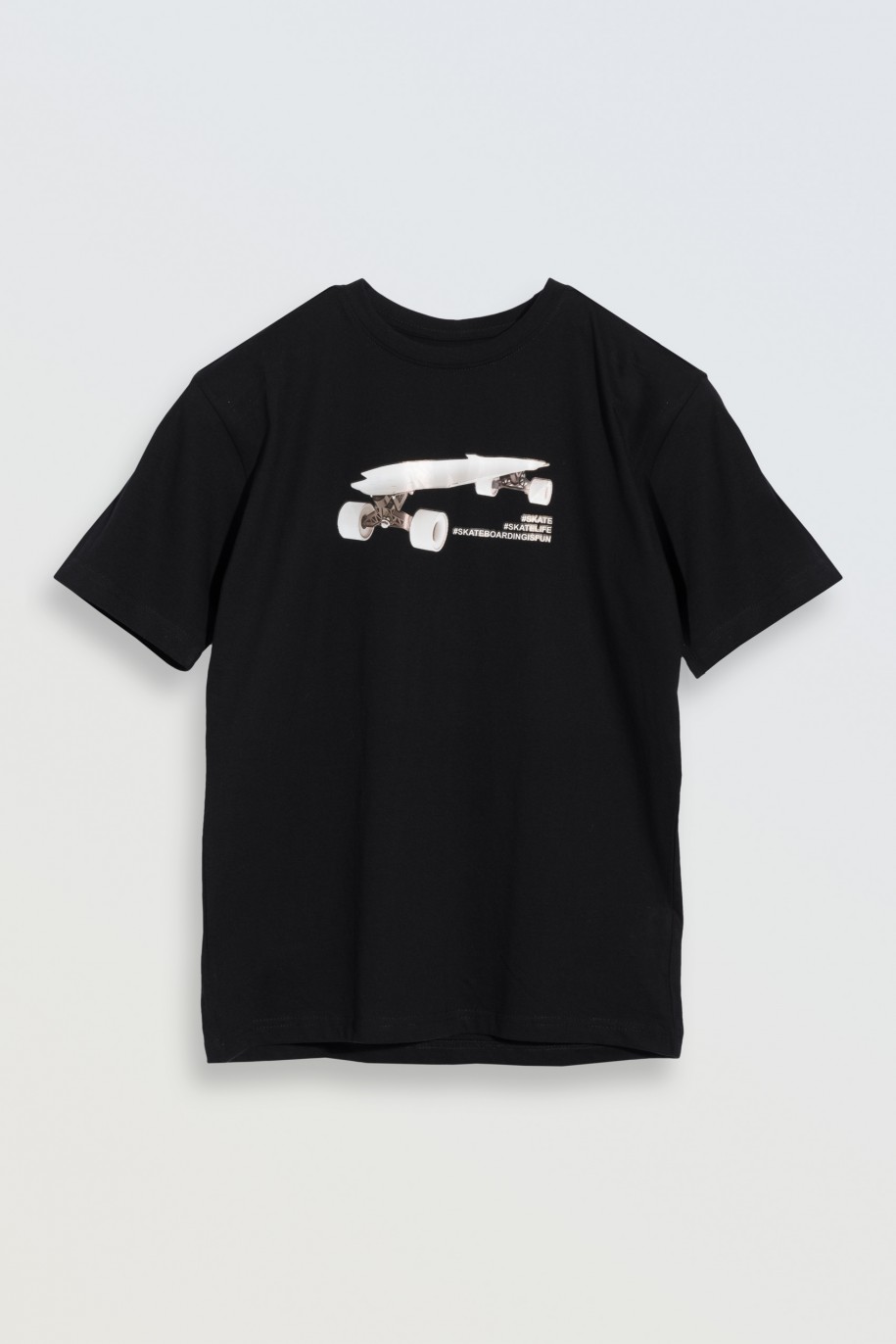 Czarny t-shirt z kontrastowym nadrukiem na wysokości piersi - 46852