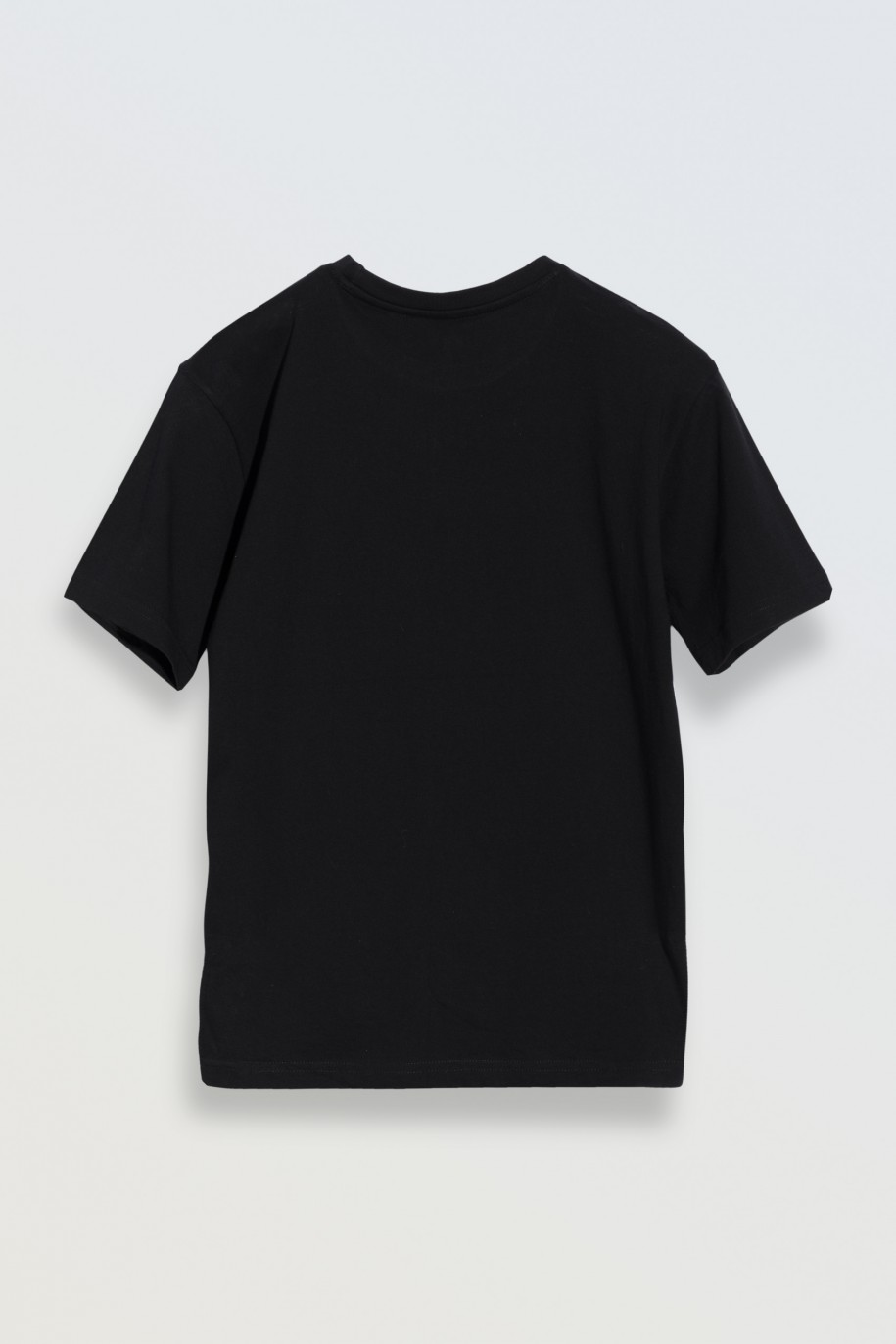 Czarny t-shirt z kontrastowym nadrukiem na wysokości piersi - 46853