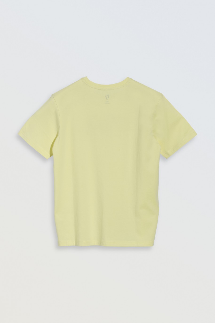 Żółty t-shirt z czarnym nadrukiem na wysokości piersi - 46856