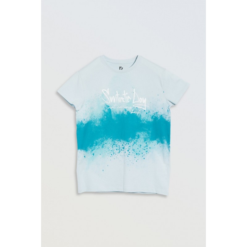 Błękitny t-shirt z kolorowymi nadrukami z przodu - 46874