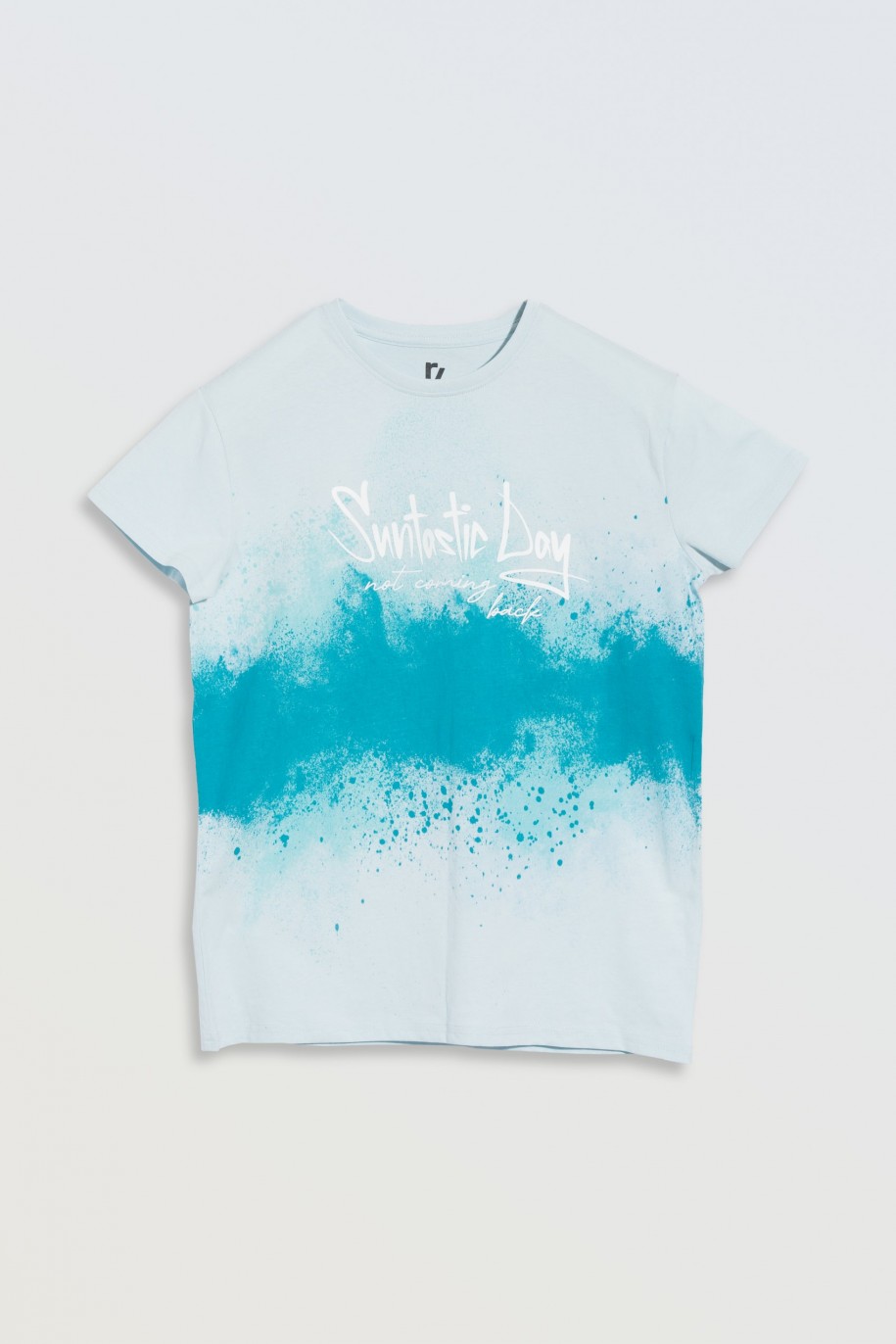Błękitny t-shirt z kolorowymi nadrukami z przodu - 46874