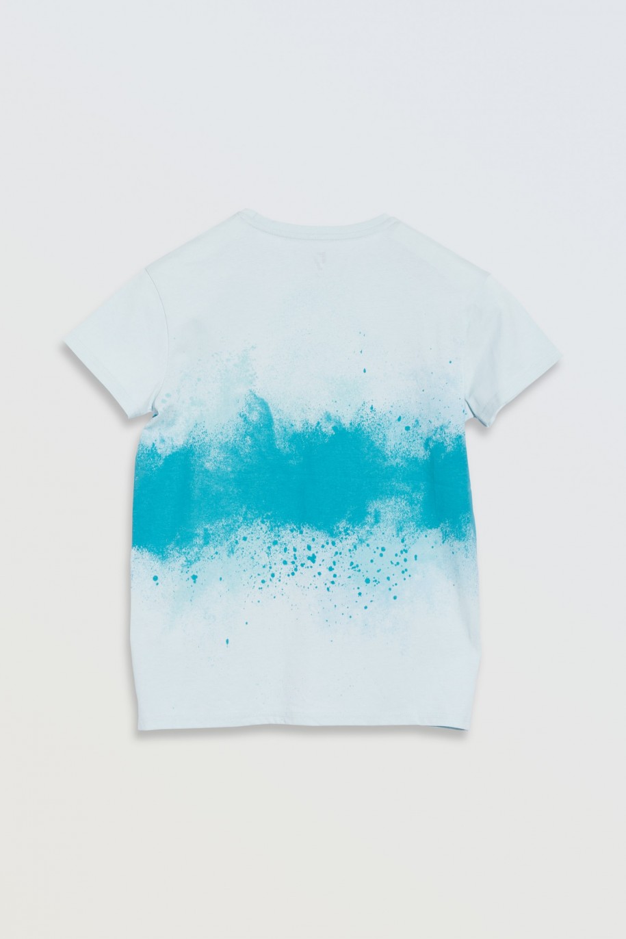 Błękitny t-shirt z kolorowymi nadrukami z przodu - 46875