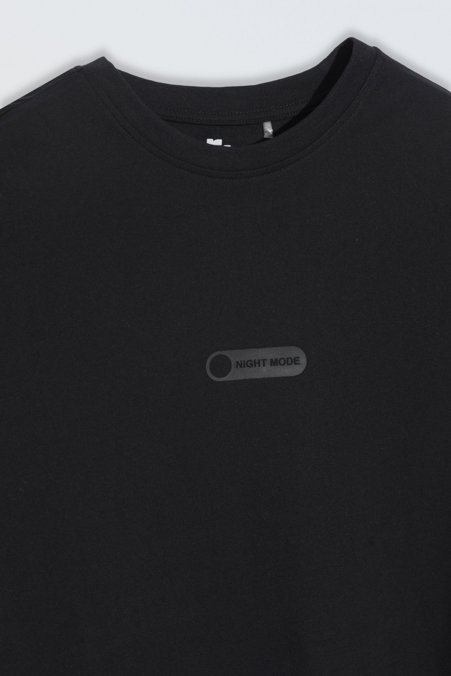Czarny t-shirt z minimalistycznym nadrukiem - 46933