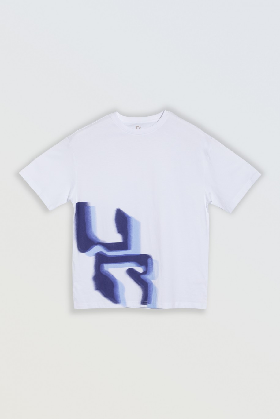 Biały t-shirt oversize z niebieskim nadrukiem z przodu - 46937