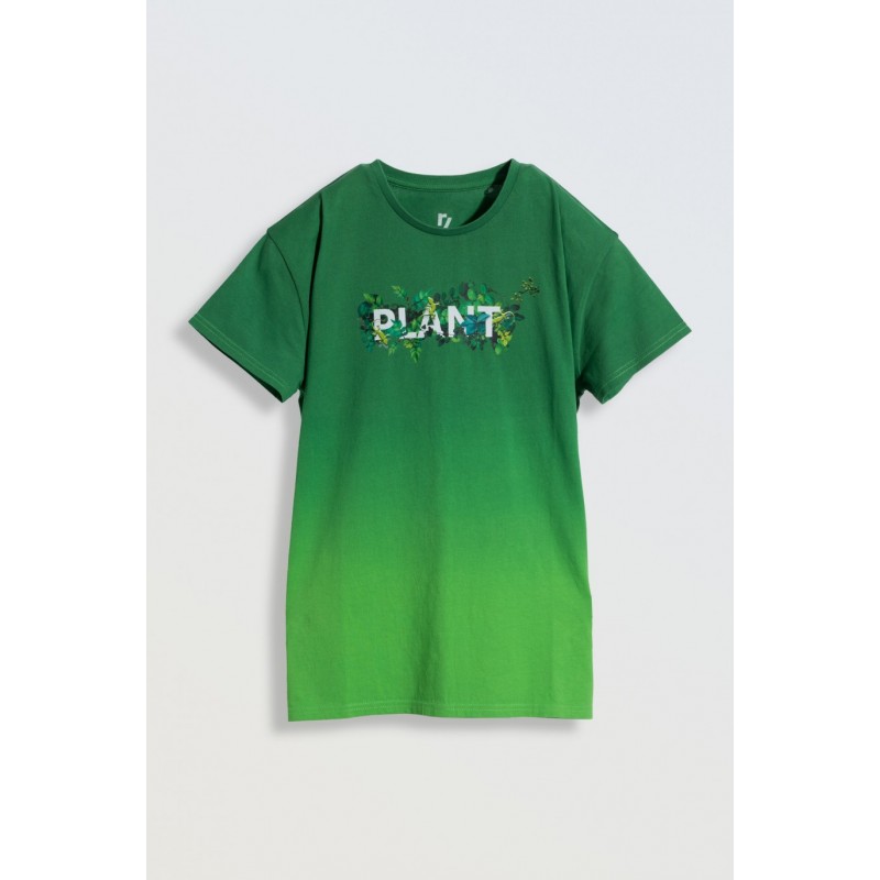 Zielony t-shirt z kolorowym nadrukiem na wysokości piersi - 46940