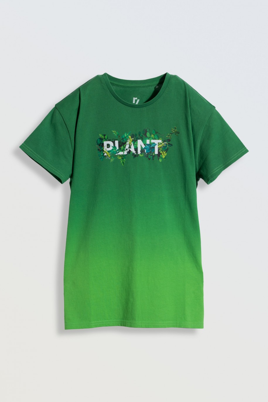 Zielony t-shirt z kolorowym nadrukiem na wysokości piersi - 46940