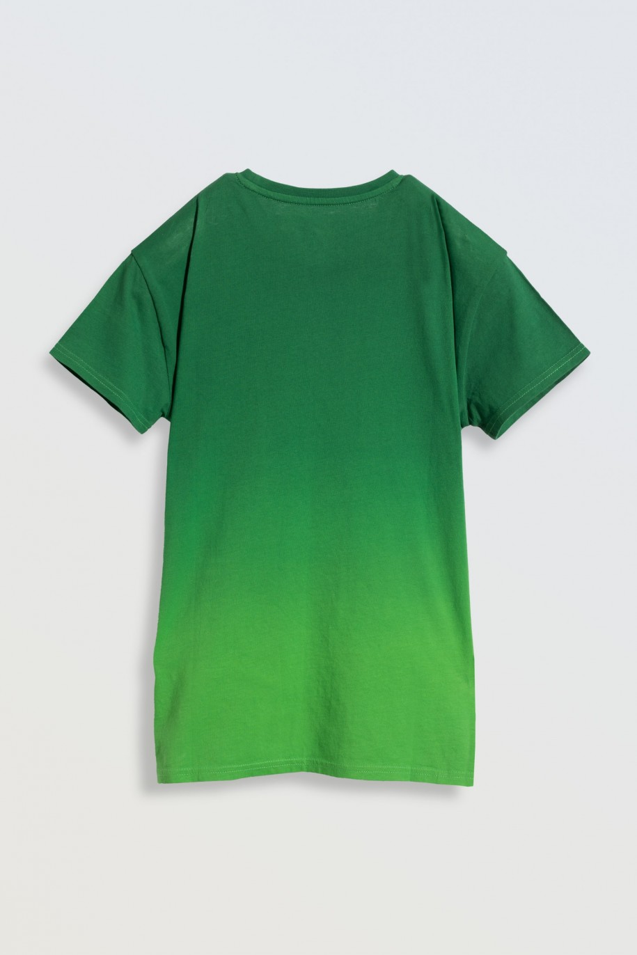 Zielony t-shirt z kolorowym nadrukiem na wysokości piersi - 46941