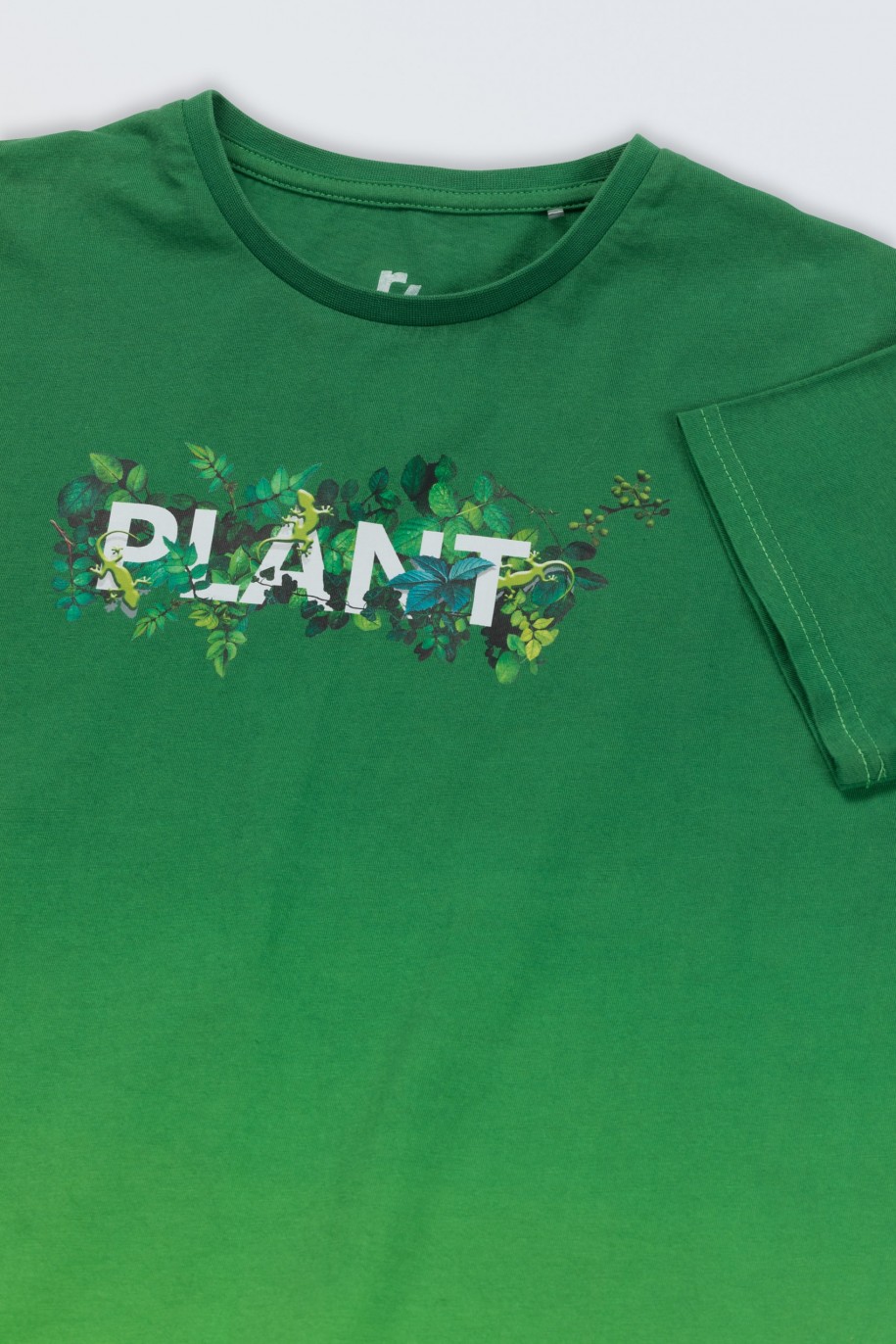 Zielony t-shirt z kolorowym nadrukiem na wysokości piersi - 46942