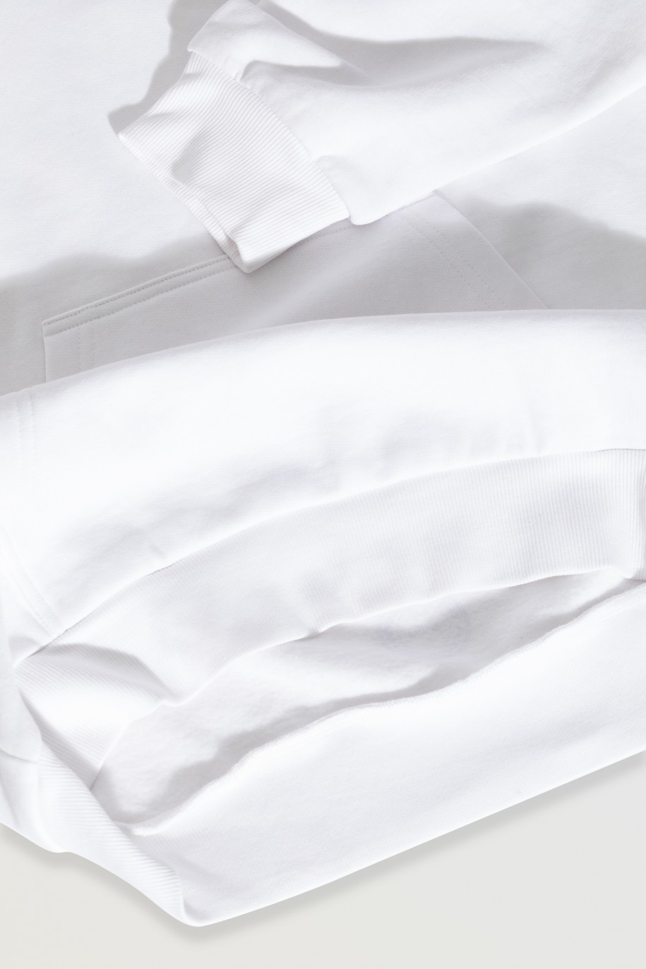 Biała bluza z kapturem z minimalistycznym nadrukiem - 46952