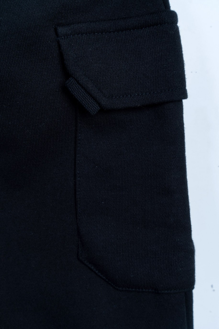 Czarne spodnie dresowe z przestrzennymi kieszeniami na nogawkach - 46983