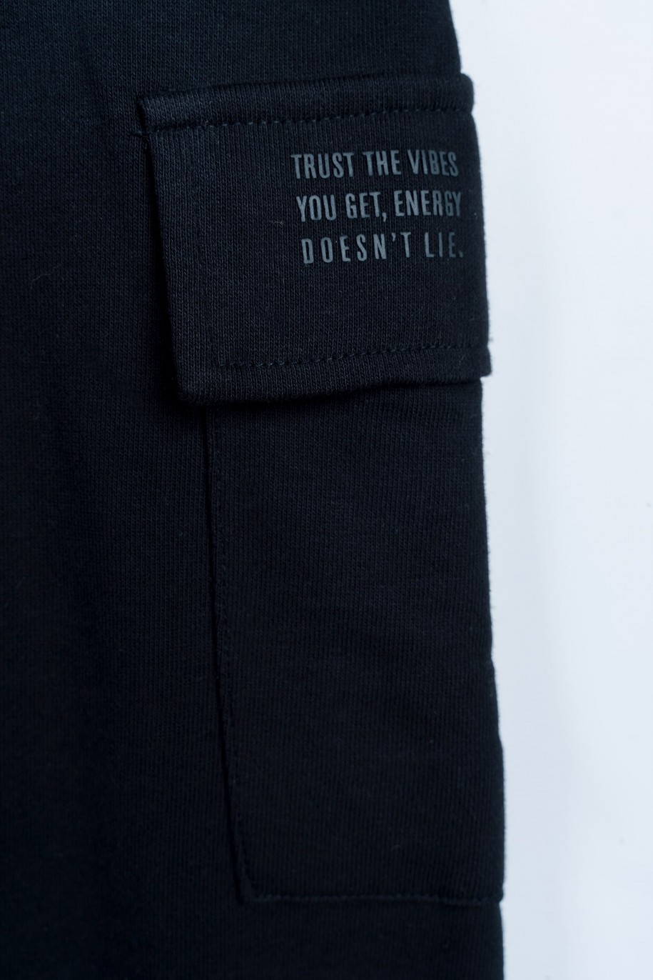 Czarne spodnie dresowe z przestrzennymi kieszeniami na nogawkach - 46984