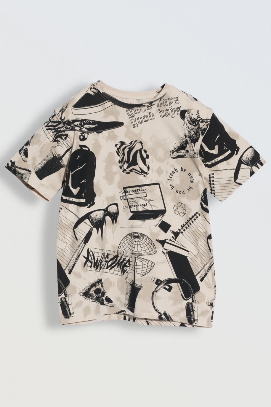 Beżowy t-shirt z graficznymi nadrukami na całości - 47001