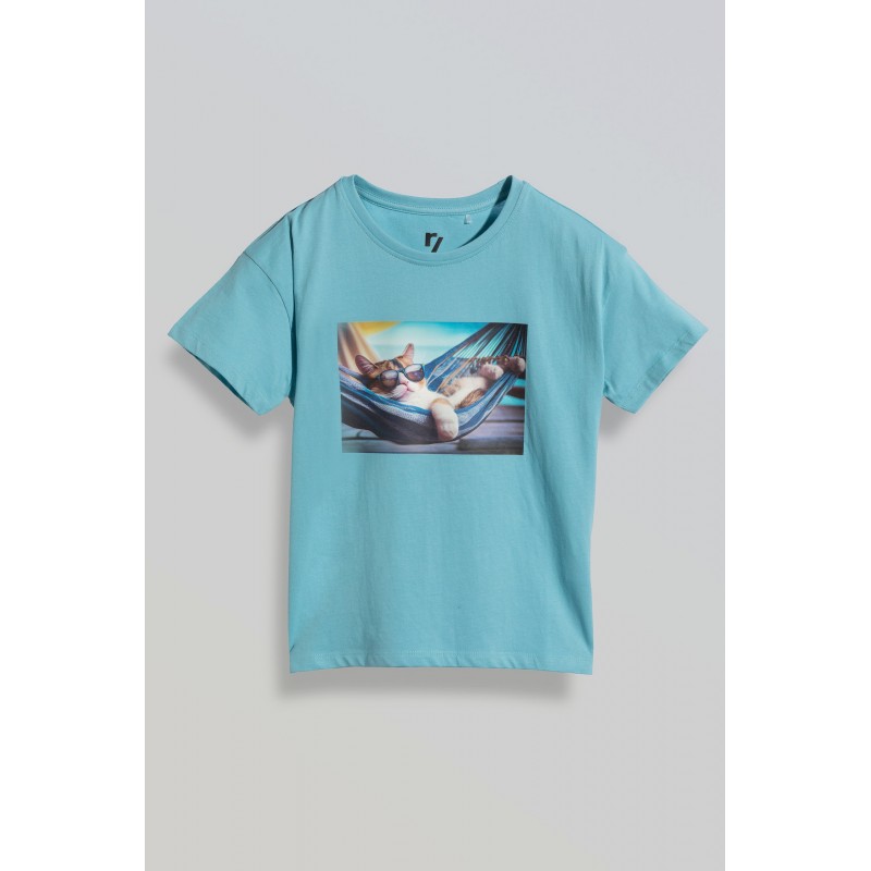 Niebieski t-shirt z kolorowym nadrukiem na wysokości piersi - 47034