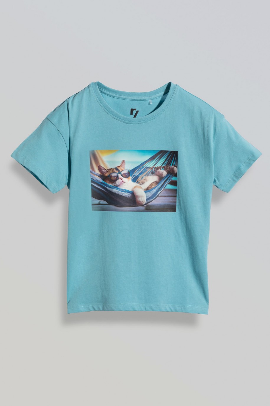 Niebieski t-shirt z kolorowym nadrukiem na wysokości piersi - 47034