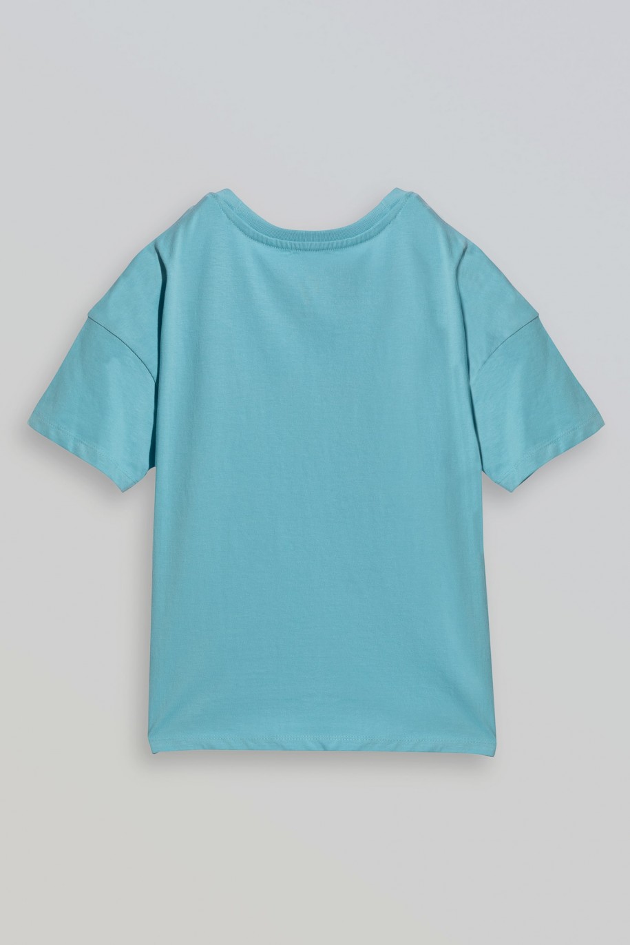 Niebieski t-shirt z kolorowym nadrukiem na wysokości piersi - 47035