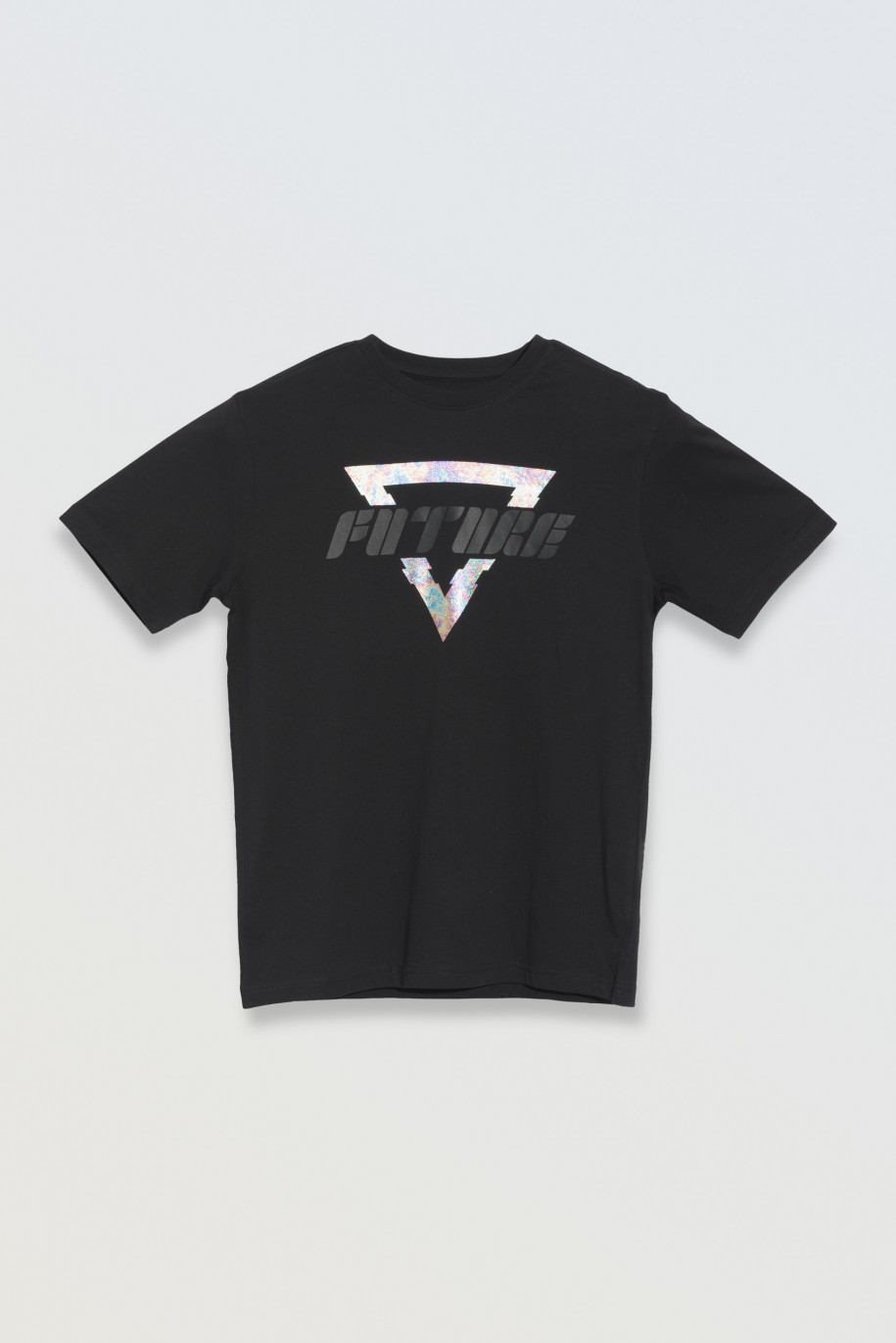 Czarny t-shirt z kolorowym nadrukiem na wysokości piersi - 47074