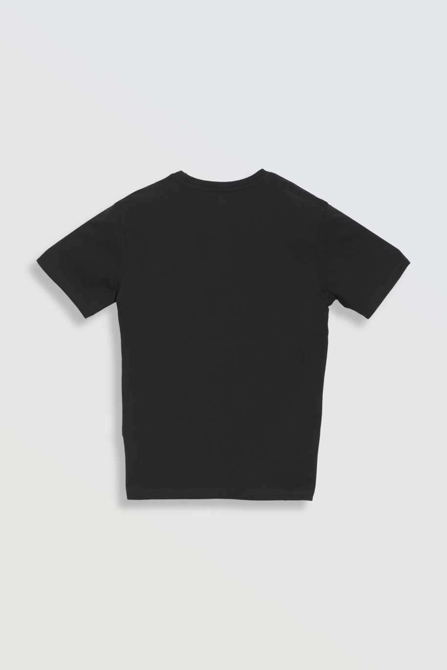 Czarny t-shirt z kolorowym nadrukiem na wysokości piersi - 47075