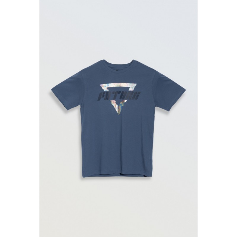 Niebieski t-shirt z kolorowym nadrukiem na wysokości piersi - 47077