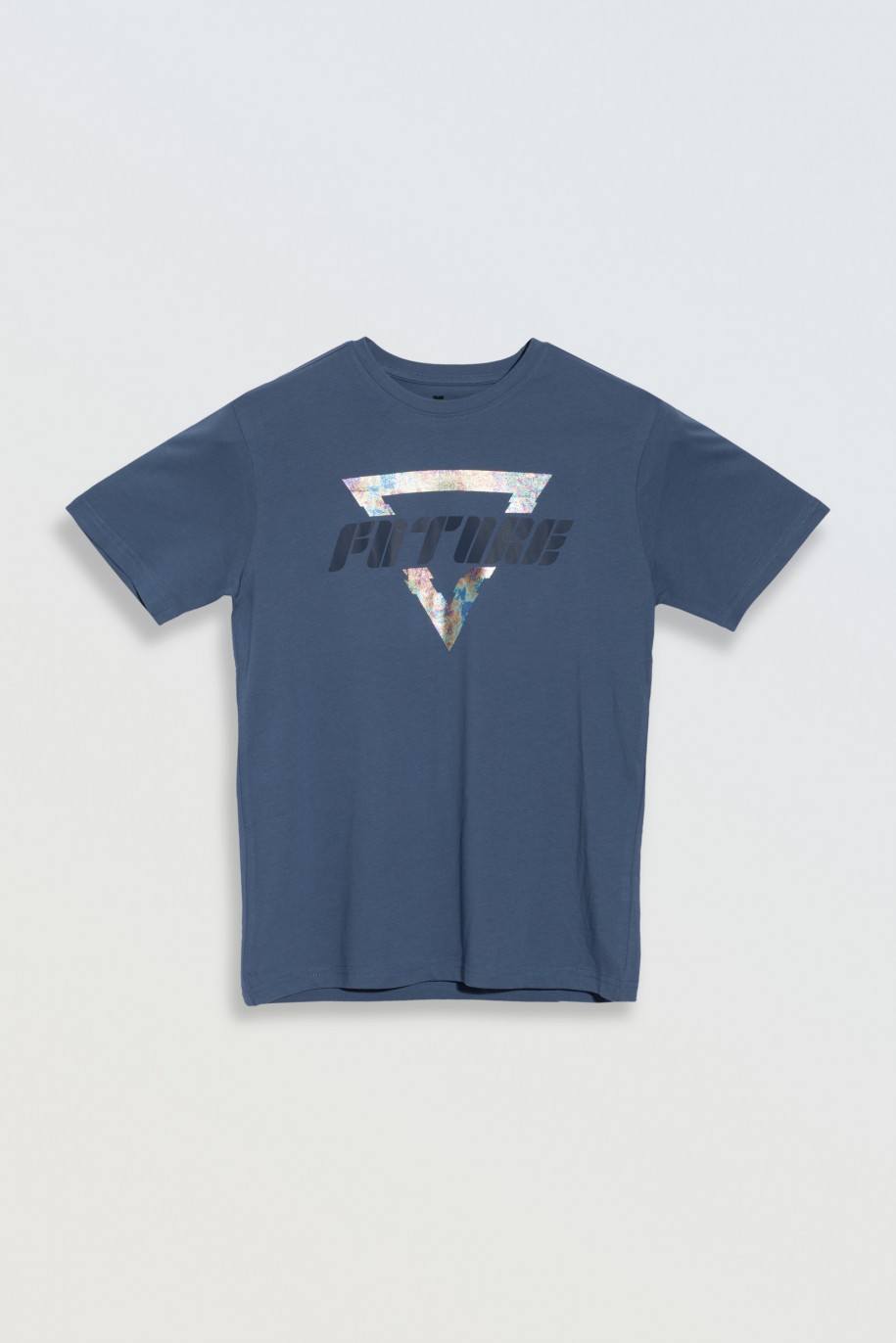 Niebieski t-shirt z kolorowym nadrukiem na wysokości piersi - 47077