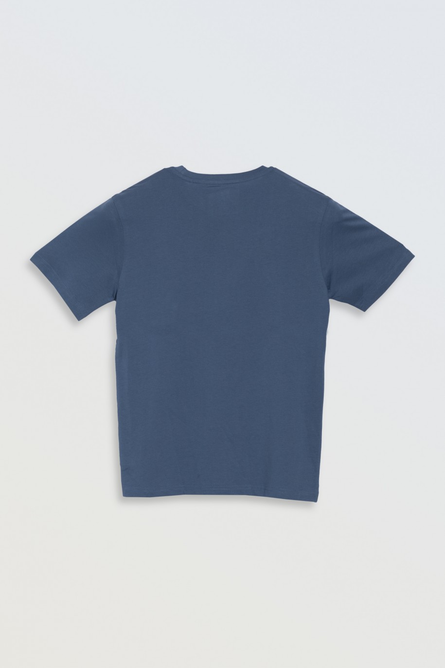 Niebieski t-shirt z kolorowym nadrukiem na wysokości piersi - 47078