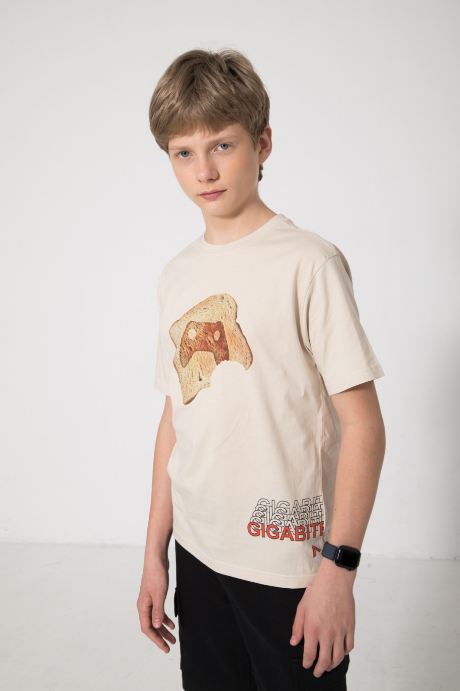 Beżowy t-shirt z kolorowymi nadrukami z przodu - 47081