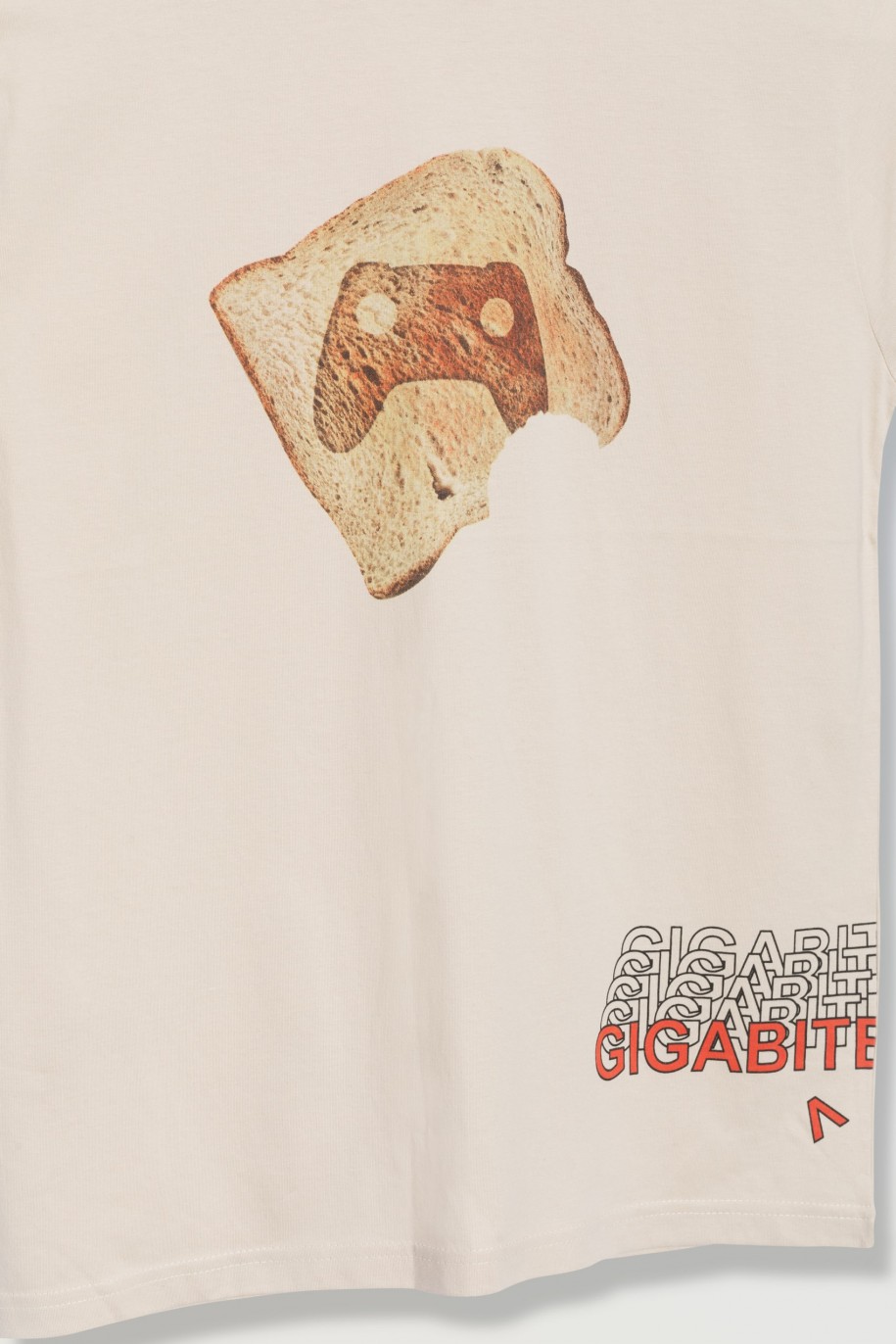 Beżowy t-shirt z kolorowymi nadrukami z przodu - 47084
