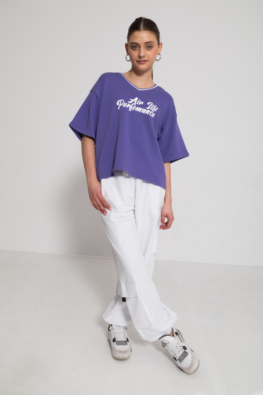 Fioletowy t-shirt z białym nadrukiem na wysokości piersi - 47193