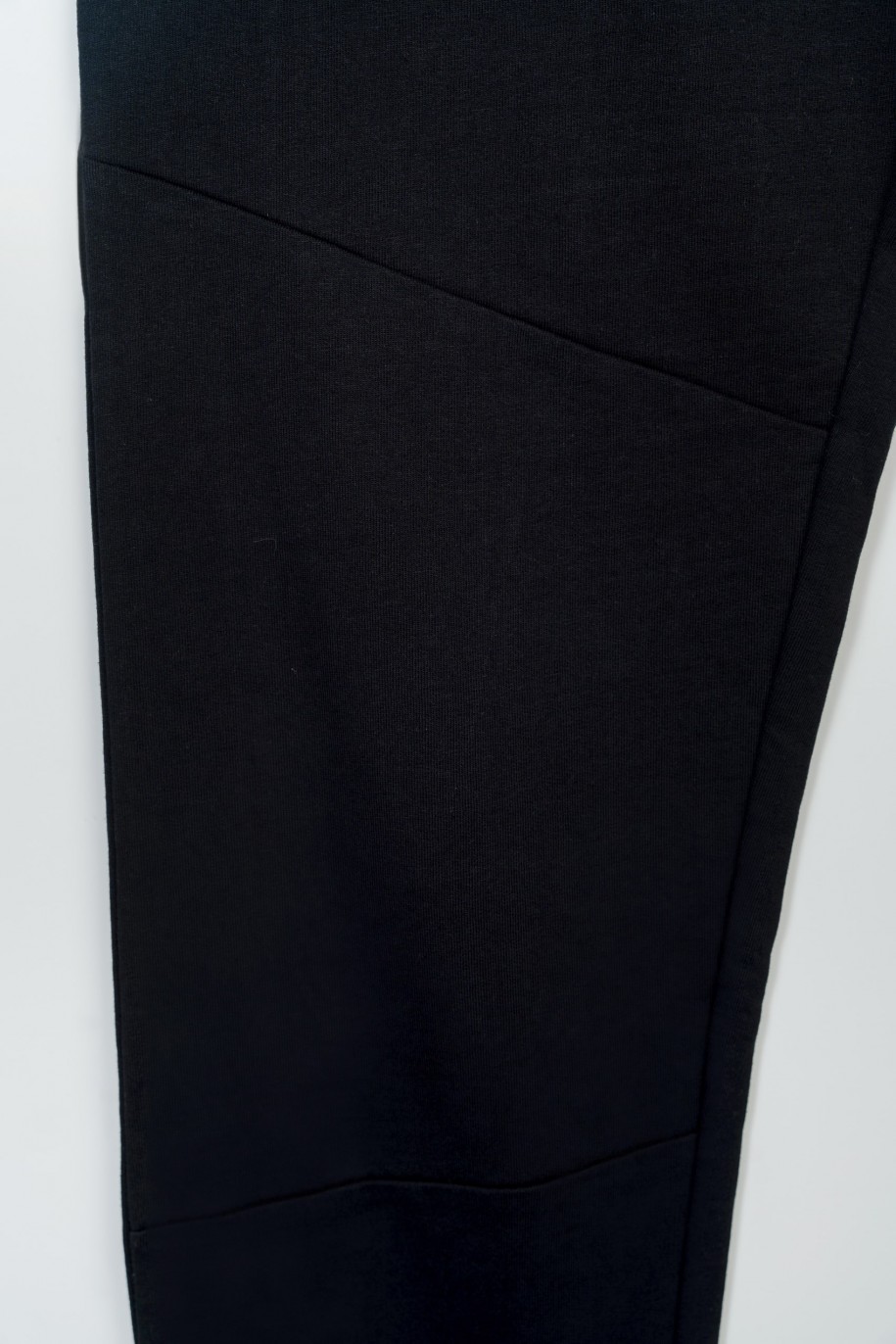 Czarne spodnie dresowe z modnymi cięciami na nogawkach - 47262