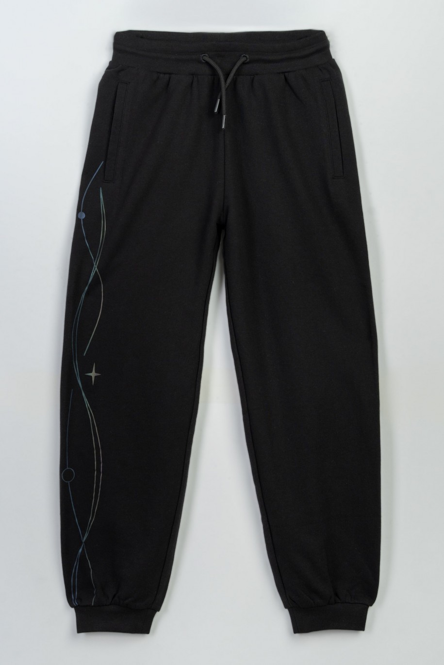 Czarne spodnie dresowe z hologramowym nadrukiem na nogawce - 47263