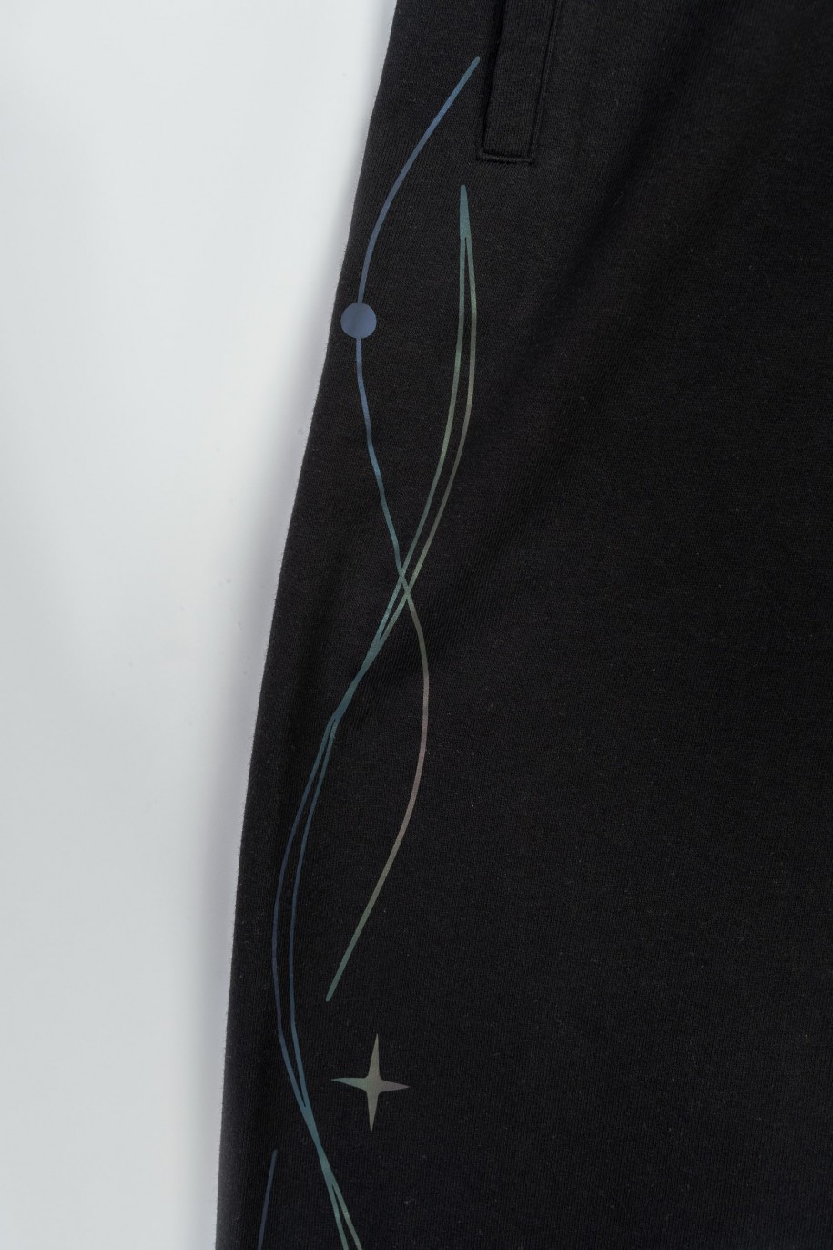 Czarne spodnie dresowe z hologramowym nadrukiem na nogawce - 47266