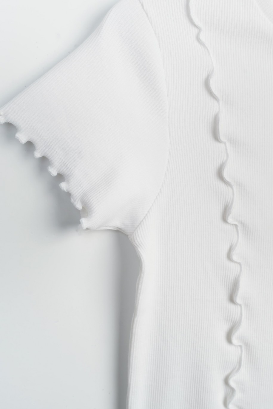 Biała bluzka z dzianiny prążkowanej z ozdobnymi falbankami - 47269