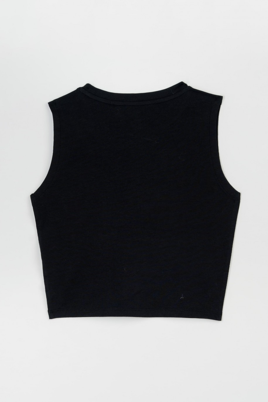 Czarny crop top bez rękawów z minimalistycznym nadrukiem na wysokości piersi - 47284