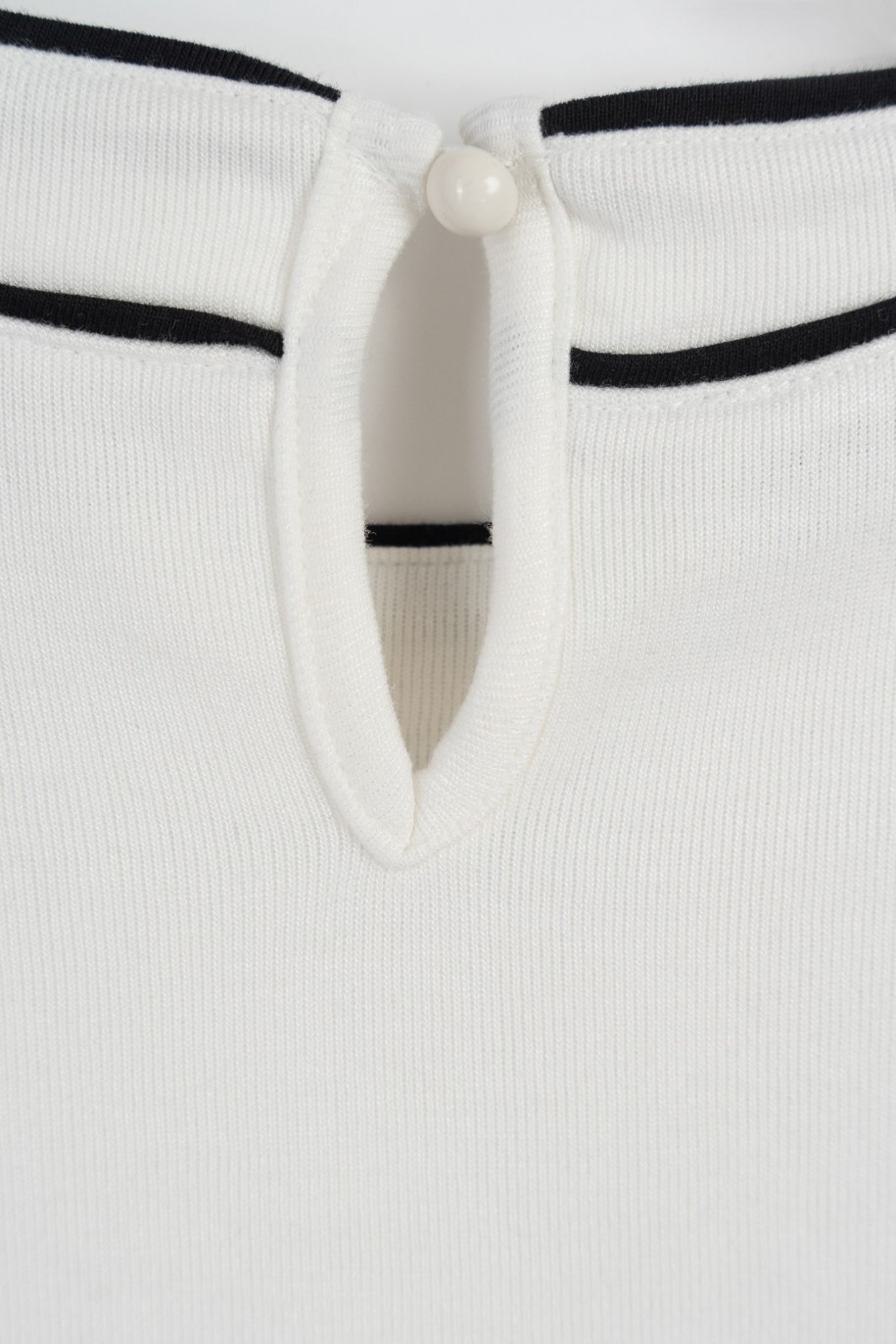 Biała elegancka bluzka z ozdobną lamówką z dzianiny sweterkowej - 47297