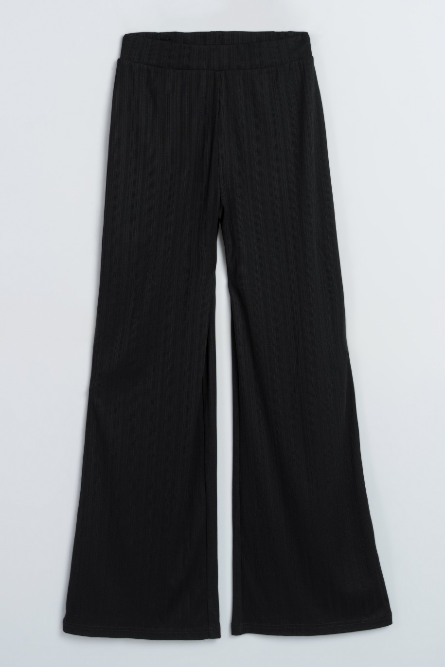 Czarne spodnie prążkowane z szerokimi nogawkami - 47304