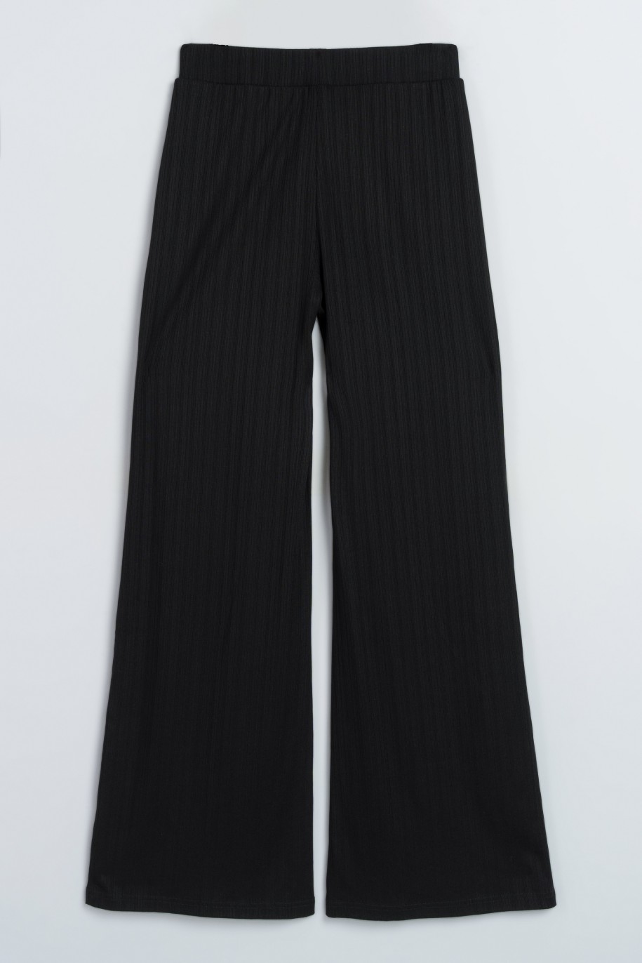 Czarne spodnie prążkowane z szerokimi nogawkami - 47305