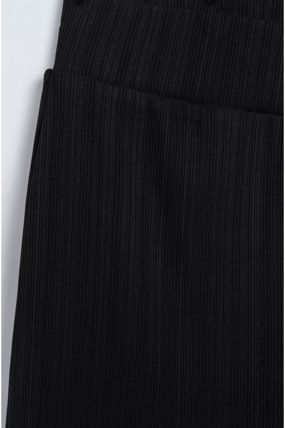 Czarne spodnie prążkowane z szerokimi nogawkami - 47306