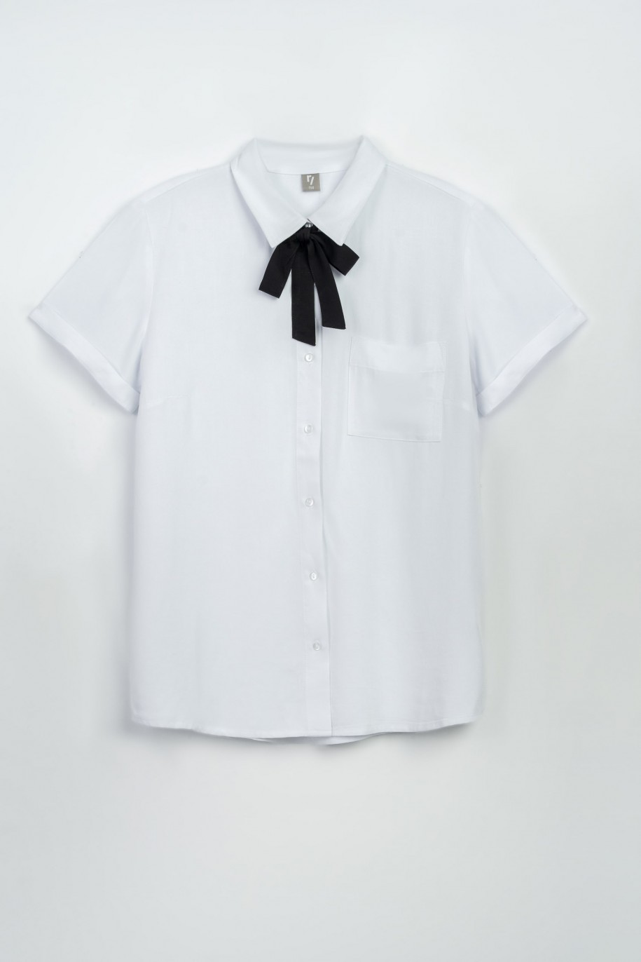 Biała koszula z krótkim rękawem z czarną aksamitką - 47307