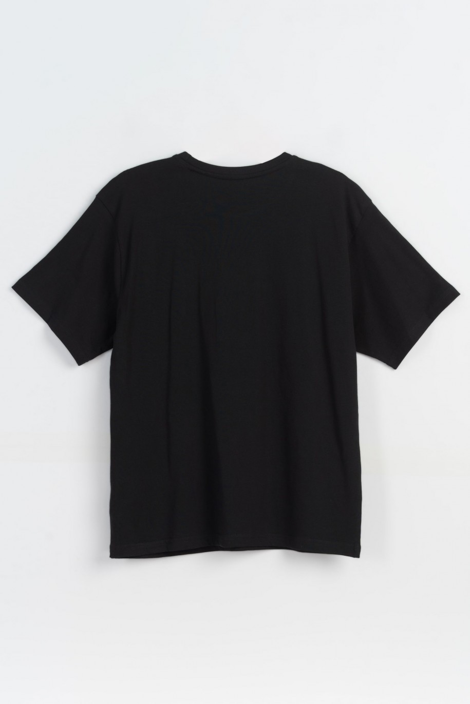 Czarny t-shirt oversize z kolorowym nadrukiem z przodu - 47325