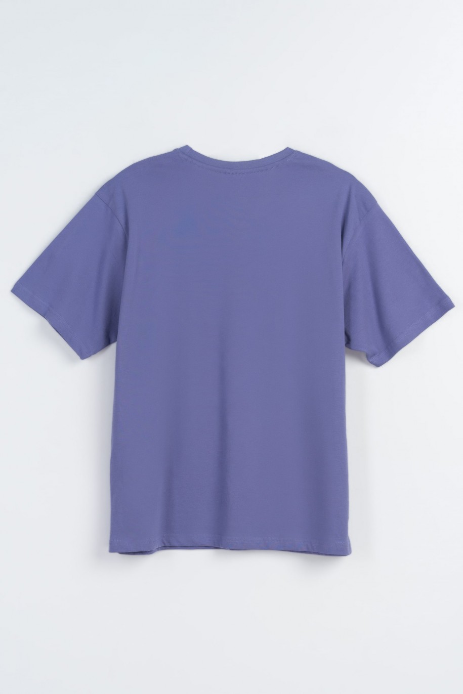 Fioletowy  t-shirt oversize z kolorowym nadrukiem z przodu - 47328