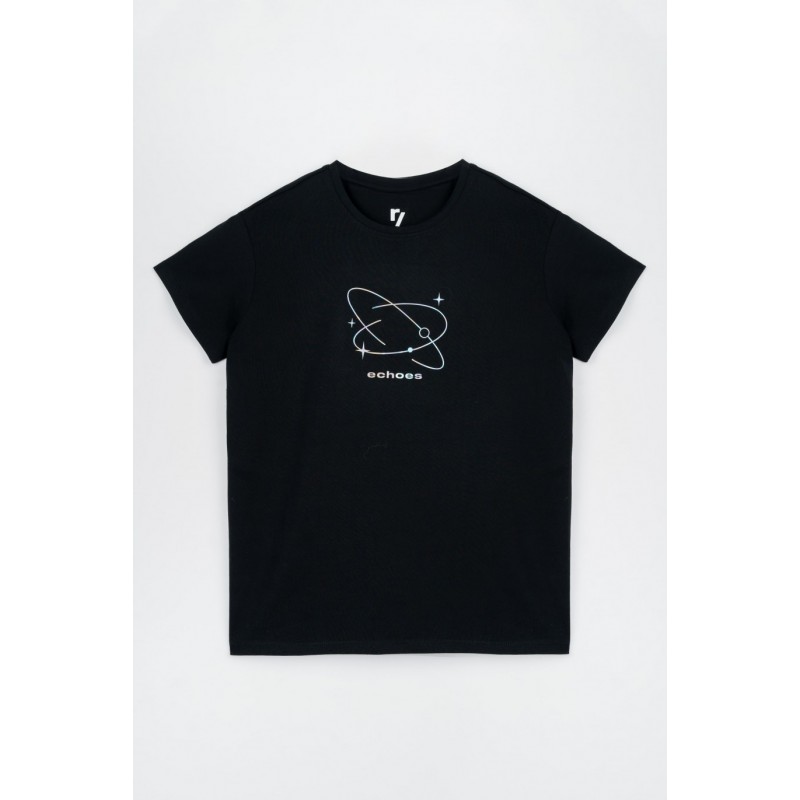Czarny t-shirt z hologramowym nadrukiem na wysokości piersi - 47330