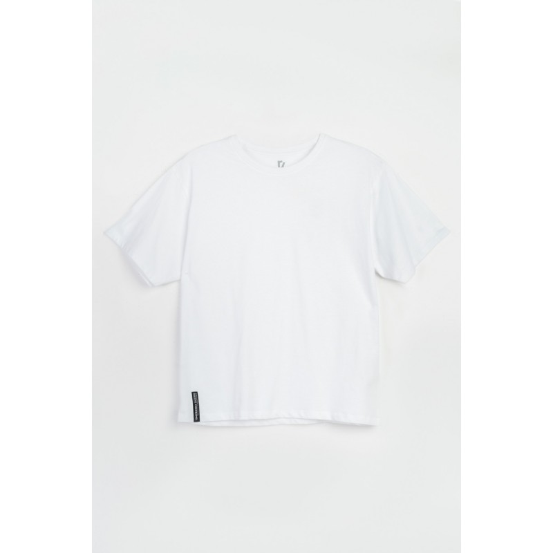 Biały t-shirt oversize z minimalistyczną naszywką - 47334